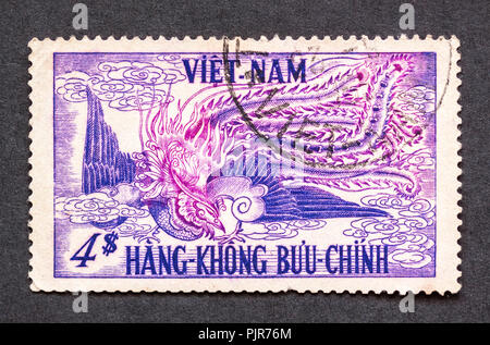 Timbre poste aérienne annulée à partir de la République du Vietnam représentant créature mythique. Banque D'Images