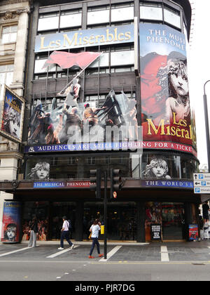 La Queens Theatre, Londres, montrant la comédie musicale Les Miserables Banque D'Images