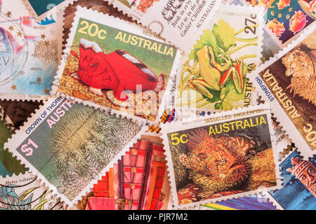Close up au variété de timbres australiens illustrant les animaux marins et les amphibiens. Banque D'Images