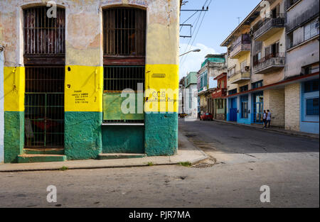 La HAVANE, CUBA - CIRCA MAI 2017 : bâtiment coloré dans les rues de La Havane. Banque D'Images