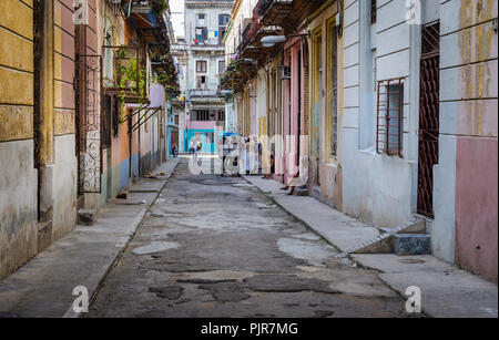 La HAVANE, CUBA - CIRCA MAI 2017 : vue typique des rues de La Havane Banque D'Images