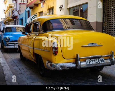 La HAVANE, CUBA - CIRCA MAI 2017 : vieux classique des voitures dans les rues de La Havane. Banque D'Images