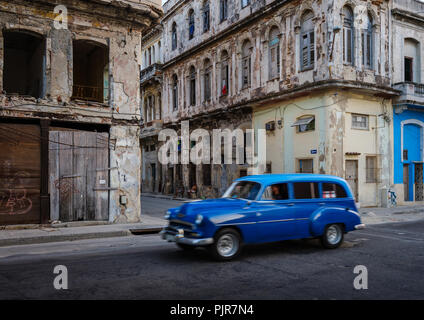 La HAVANE, CUBA - CIRCA MAI 2017 : Vieille voiture dans les rues de La Havane Banque D'Images
