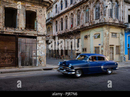 La HAVANE, CUBA - CIRCA MAI 2017 : Vieille voiture dans les rues de La Havane Banque D'Images