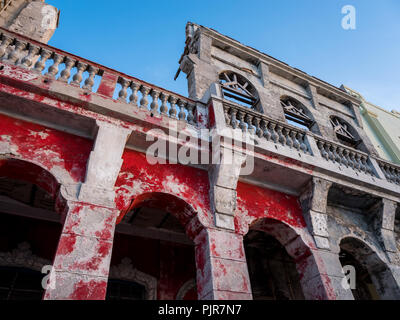 La HAVANE, CUBA - CIRCA MAI 2017 : Détail de l'ancien bâtiment de la Havane. Banque D'Images