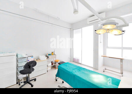 Close up hand holding surgical instruments dans la salle d'opération. Banque D'Images