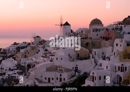 Le célèbre village d'Oia sur l'île de Santorin au coucher du soleil, le grec des Cyclades, Santorin, Grèce. Banque D'Images