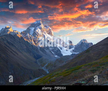 Lever du soleil d'automne dans les montagnes du Caucase. Haut Svaneti, Caucase Principale Ridge, Georgia, l'Europe. Octobre 2015. Banque D'Images