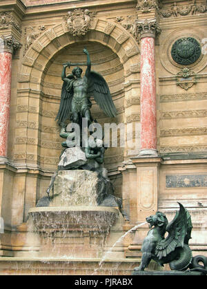 Archange Michel et le diable, par Francisque-Joseph Duret, pièce maîtresse de la Fontaine Saint-Michel, Place Saint-Michel, Paris, France Banque D'Images