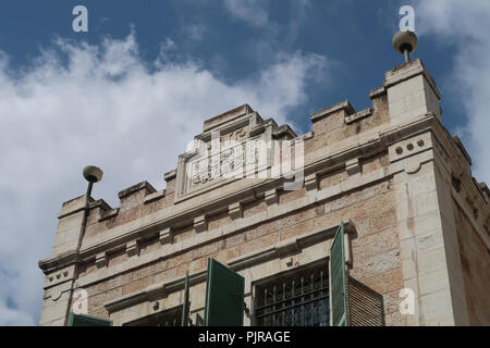 L'inscription en arabe dans une dalle de pierre d'un ancien manoir arabe construit en 1923 lit "le roi vainqueur" louant Dieu et Muhammad situé au 106 rue Hebron, dans Baq'a aussi Baka ou Bakah quartier officiellement nom Geulim, Qui est principalement utilisé sur les panneaux de signalisation routière établis à la fin du XIXe siècle et a été peuplé par de riches familles arabes, chrétiennes et arméniennes qui ont fui pendant la guerre d'indépendance d'Israël de 1948. Jérusalem Ouest Israël Banque D'Images