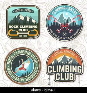 Set de badges Rock Climbing club. Vector illustration. Concept pour chemise ou imprimer, stamp ou tee. Typographie vintage design avec mousqueton alpiniste, et les montagnes. Aventure Extrême. Illustration de Vecteur