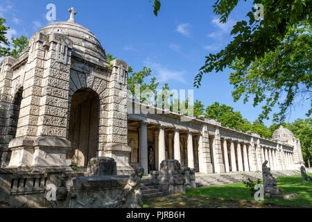 Une partie de l'arcade dans le cimetière Kerepesi, Budapest, Hongrie. Les Arcades, construit entre 1908-1911, de rappeler le style des cimetières du nord de l'Italie Banque D'Images