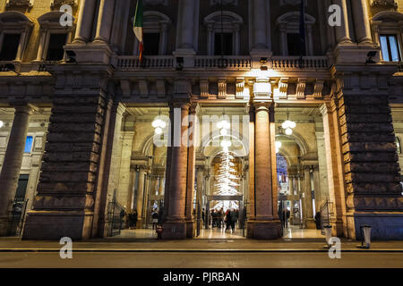 Rome, Italie - 9 décembre 2017 : Entrée de la célèbre Galerie Alberto Sordi dans la saison de vacances.. Centre commercial de luxe exquis dans la capi Banque D'Images