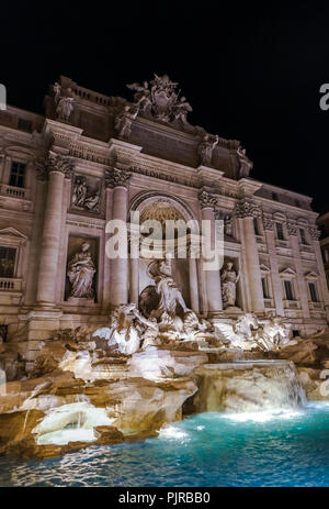 Scène de nuit à la Fontaine de Trevi - Fontana di Trevi - Rome, dans l'un des plus célèbres. Banque D'Images