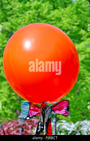 Ballon Orange sur un fond vert piscine Banque D'Images