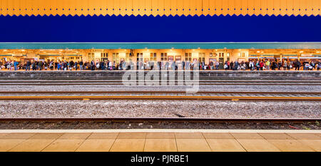 Les navetteurs de la gare de Cardiff en attente d'un train dans une soirée d'hiver - super grand angle view Banque D'Images