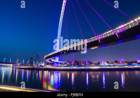 Pont-canal de l'eau de Dubaï reflètent dans l'eau la nuit Banque D'Images