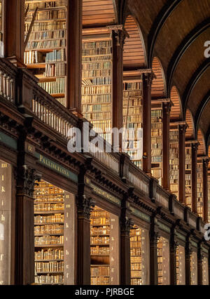 De magnifiques boiseries de chêne de l'intérieur de la bibliothèque de Trinity College à Dublin en Irlande Banque D'Images