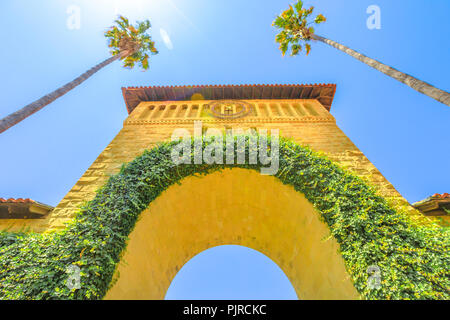 Palo Alto, Californie, États-Unis - 13 août 2018 : Vue de dessous de la porte principale de Quad. Campus de l'Université de Stanford est l'une des plus prestigieuses universités du monde. La Silicon Valley, CA. Banque D'Images