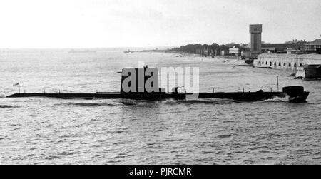 AJAXNETPHOTO. 17ème OCT 1974. PORTSMOUTH, Angleterre. - Entre DANS LA SOUS - UNE CLASSE SOUS-MARIN HMS ANDREW EFFLUVES DANS LA BASE NAVALE. PHOTO:JONATHAN EASTLAND/AJAX. REF 750218 2. Banque D'Images