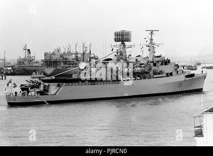 AJAXNETPHOTO. 18ème avril 1984. (Bp1). PORTSMOUTH, Angleterre. Fruit - le destroyer HMS ANTRIM SON FLUX DE REMBOURSER CE QU'ELLE ENTRE DANS LA POIGNÉE DE PORT POUR LA DERNIÈRE FOIS EN TANT QU'UN NAVIRE DE LA MARINE ROYALE DE SA MAJESTÉ.NAVIRE REÇU BOMBE DIRECT chaud pendant le conflit des îles Malouines. Payé SOUS RÉSERVE DE VENTE À Marine chilienne. photo:JONATHAN EASTLAND/AJAX REF:841804 1 Banque D'Images