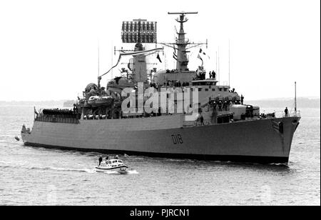 AJAXNETPHOTO. 18ème avril,1984. PORTSMOUTH, Angleterre. - Anciens combattants des Malouines -destroyer HMS ANTRIM RETOURNE À PORTSMOUTH POUR REMBOURSER EN AVRIL. Navire A REÇU UNE BOMBE chaud pendant le conflit des îles Malouines. Payé SOUS RÉSERVE DE VENTE À LA MARINE CHILIENNE. PHOTO:JONATHAN EASTLAND/AJAX. REF:841804 NA HD 21A Banque D'Images