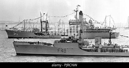 AJAXNETPHOTO. 26ème juin, 1977. SPITHEAD, Angleterre. - Argent JUBILLEE - EXAMEN DE DEMANDES DE FOND D'OR (rover) AU SPITHEAD REVUE DE LA FLOTTE DERRIÈRE frégate HMS DUNDAS. PHOTO:JONATHAN EASTLAND/AJAX REF:SJREV77/GOROVER 7726061 Banque D'Images