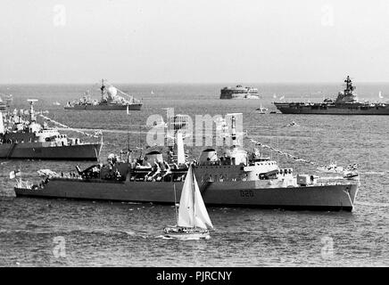 AJAXNETPHOTO. 26ème juin, 1977. SPITHEAD, Angleterre. (Bp1) -SILVER JUBILEE REVUE DE LA FLOTTE - 1875 Comté de FIFE HMS (AVANT) ET LE HMS GLAMORGAN (à gauche) À SPITHEAD POUR LE JUBILÉ DE LA REVUE DE LA FLOTTE. PHOTO:JONATHAN EASTLAND/AJAX REF:7726061 Banque D'Images