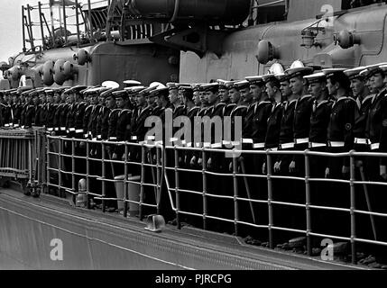 AJAXNETPHOTO. 28e mai 1976. PORTSMOUTH, Angleterre. LINE UP soviétique - L'ÉQUIPAGE DU CROISEUR ANTIMISSILE OZBRATSOVY LA LIGNE MAINDECK LORSQUE LE NAVIRE A FAIT UNE VISITE DE COURTOISIE À LA BASE NAVALE. PHOTO:JONATHAN EASTLAND/AJAX REF:HDD()NA OZBRATSOVY 1976 4 Banque D'Images