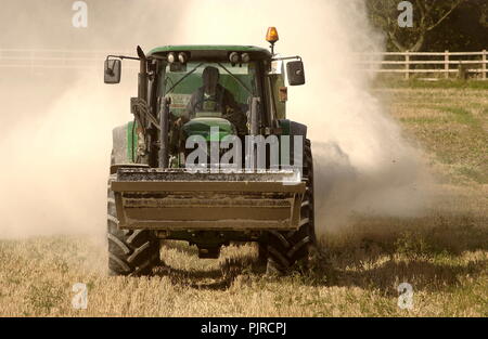 AJAXNETPHOTO. L'année 2008. SOUTHAMPTON, Angleterre. Répandre un nuage d'engrais sur un chaume de blé champ. PHOTO:JONATHAN EASTLAND/AJAX REF:D1 80310 1404 Banque D'Images