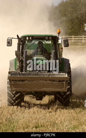AJAXNETPHOTO. L'année 2008. SOUTHAMPTON, Angleterre. Répandre un nuage d'engrais sur un chaume de blé champ. PHOTO:JONATHAN EASTLAND/AJAX REF:D1 80310 1405 Banque D'Images