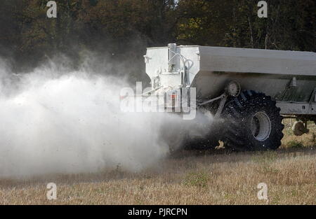 AJAXNETPHOTO. L'année 2008. SOUTHAMPTON, Angleterre. Répandre un nuage d'engrais sur un chaume de blé champ. PHOTO:JONATHAN EASTLAND/AJAX REF:D1 80310 1408 Banque D'Images