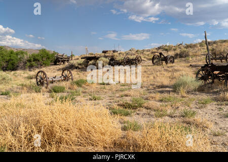 Abandonné la rouille et l'équipement minier en décomposition dans un désert californien ville fantôme de la ruée vers l'or. Près de Benton Hot Springs en Californie Banque D'Images