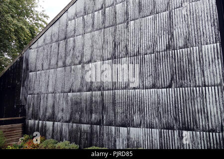 Mur ondulé d'un métal avec beaucoup de patine sur un village grange en Woodsetts, South Yorkshire, Angleterre. Banque D'Images