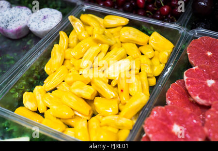 Jaque morceaux dans une salade de fruits à l'extérieur du magasin Banque D'Images