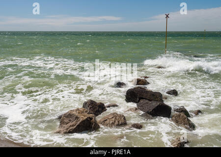 Wimereux, France - 16 juin 2018 : vagues se briser sur les roches Banque D'Images