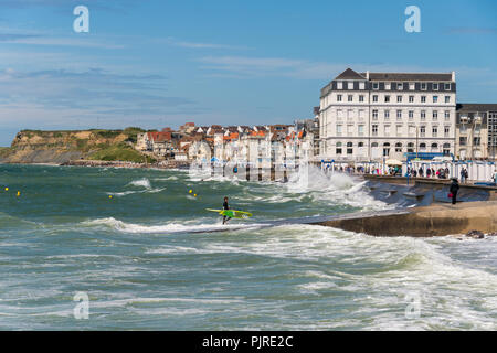 Wimereux, France - 16 juin 2018 : vue sur la promenade du front de mer que les vagues sont frapper la digue. Banque D'Images