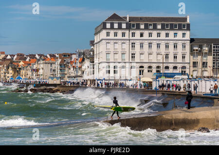 Wimereux, France - 16 juin 2018 : vue sur la promenade du front de mer que les vagues sont frapper la digue. Banque D'Images