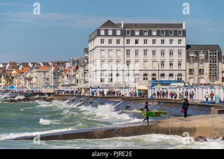 Wimereux, France - 16 juin 2018 : vue sur la promenade du front de mer que les vagues sont frapper la digue. Banque D'Images