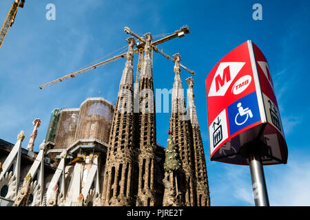 Sagrada Familia de Barcelone avec metro sign in avant-garde et montrant la construction de la nouvelle partie Banque D'Images