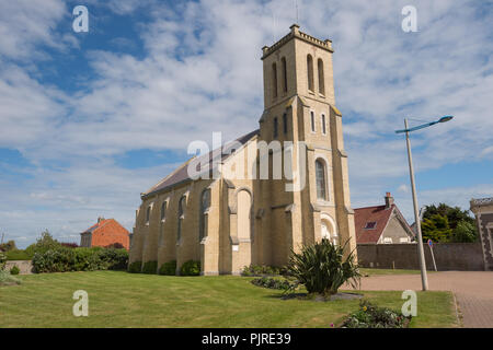 Sangatte, France : 16 Juin 2018 : Ancienne église du village de Sangatte, Hauts-de-France, France Banque D'Images