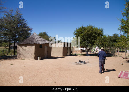 Route du Kalahari et village en Afrique Banque D'Images