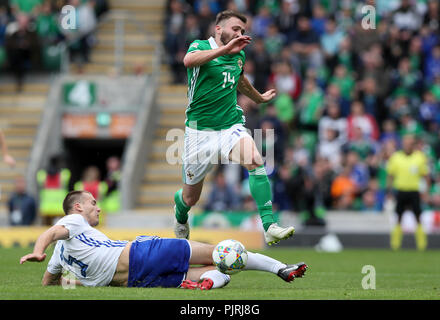 L'Irlande du Nord Stuart Dallas (à droite) et la Bosnie-et-Herzégovine Toni Sunjic bataille pour la balle au cours de l'UEFA Ligue des Nations Unies, Ligue B Groupe Trois match à Windsor Park, Belfast. Banque D'Images