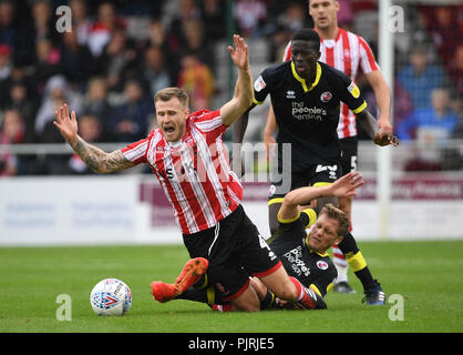 La Ville de Lincoln, Michael O'Connor est souillée par la ville de Crawley Dannie Bulman durant la Ligue Skybet Deux match à Sincil Bank Stadium, Lincoln. Banque D'Images