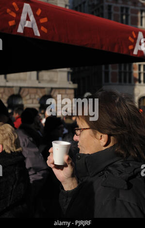 Nieuwjaarsdrink op de Grote Markt van Antwerpen, aangeboden door het als stadsbestuur nieuwjaarsgeschenk (4900, 11/01/2009) Banque D'Images