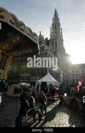 Nieuwjaarsdrink op de Grote Markt van Antwerpen, aangeboden door het als stadsbestuur nieuwjaarsgeschenk (4900, 11/01/2009) Banque D'Images