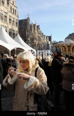 Nieuwjaarsdrink op de Grote Markt van Antwerpen, aangeboden door het als stadsbestuur nieuwjaarsgeschenk (4900, 11/01/2009) Banque D'Images