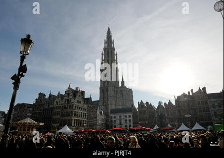 Nieuwjaarsdrink op de Grote Markt van Antwerpen, aangeboden door het als stadsbestuur nieuwjaarsgeschenk (4900, 11/01/2009) Banque D'Images