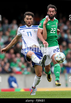 La Bosnie-et-Herzégovine Ervin Zukanovic (à gauche) et d'Irlande du Nord sera Grigg bataille pour la balle au cours de l'UEFA Ligue des Nations Unies, Ligue B Groupe Trois match à Windsor Park, Belfast. Banque D'Images