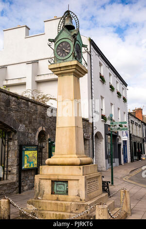 L'Irlande, Co Leitrim, Carrick-on-Shannon, du centre-ville, rue Principale, McCann memorial monument tour de l'horloge Banque D'Images